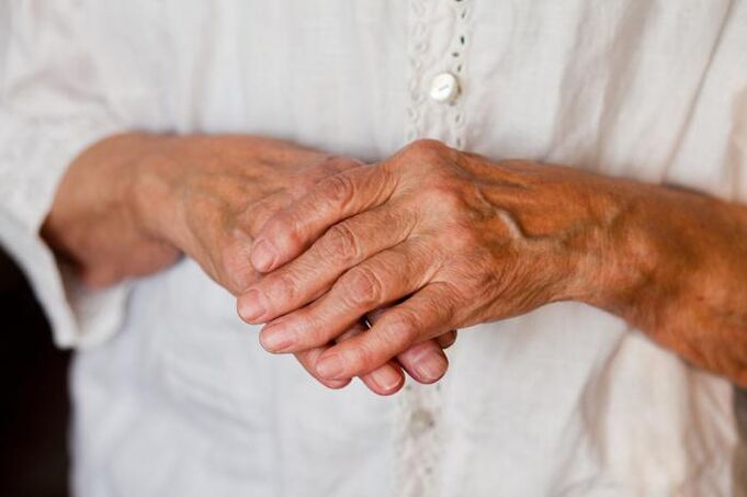 Боли в суставах рук часто возникают у пожилых людей